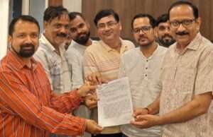 मऊरानीपुर के खुदरा बाजार को बचाने की मांग, व्यापारियों ने सौंपा ज्ञापन