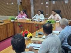 खेत तालाबों का समयबद्ध निर्माण कर वर्षा जल संचयन बढ़ाएं: डीएम