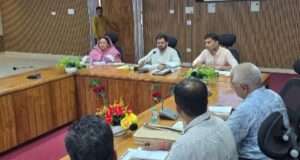 खेत तालाबों का समयबद्ध निर्माण कर वर्षा जल संचयन बढ़ाएं: डीएम