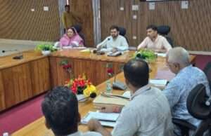 खेत तालाबों का समयबद्ध निर्माण कर वर्षा जल संचयन बढ़ाएं: डीएम