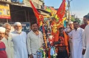 मुस्लिम समाज ने दिया भाईचारे का संदेश, हरिद्वार काँवड़ यात्रा के लिए रवाना हुए शिवभक्त को फूल मालाये डाल रवाना किया
