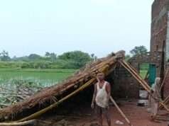 पक्की दीवार के साथ ढहा छप्पर, बाल-बाल बचा परिवार