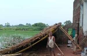 पक्की दीवार के साथ ढहा छप्पर, बाल-बाल बचा परिवार