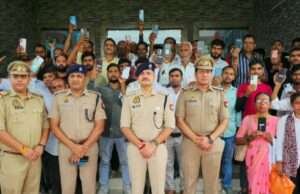 साइबर पुलिस ने 25 लाख के 101 मोबाइल खोज निकाले मोबाइल पाकर लोगों के खिले चेहरे