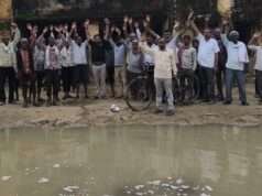 चोक नालों से सहकारी समिति में भरा पानी, 170 बोरी खाद हुई खराब