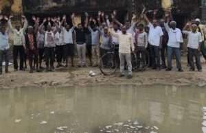 चोक नालों से सहकारी समिति में भरा पानी, 170 बोरी खाद हुई खराब