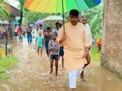 भारी बारिश में वार्ड नंबर 20 पहुंचे वीरेंद्र सरोज फौजी, पंपिंग मशीन लगवाकर जलभराव से दिलाई राहत
