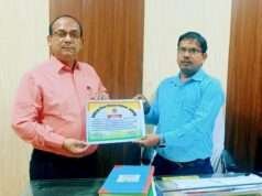 प्रशस्ति पत्र देकर किया गया सम्मानित