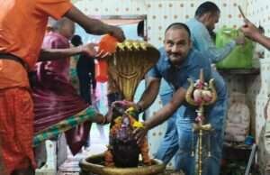 कुण्डेश्वर धाम में श्रद्धालुओं ने किया जलाभिषेक, हर-हर महादेव के जयकारों से गूंजा मंझिलगांव