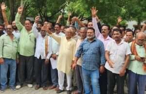 तैनाती को लेकर कोटेदारों ने पूर्ति निरीक्षक के खिलाफ किया विरोध प्रदर्शन