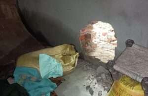 पक्की दीवार में सेंध काटकर चोरों ने उड़ाए लाखों के गहने व ₹30 हजार नकद
