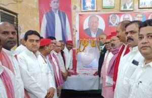 सपा कार्यालय में मनी स्व जनेश्वर मिश्र उर्फ़ छोटे लोहिया की जयंती