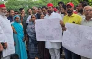 जलभराव से प्रभावित मुंडेरा, मीरा पट्टी, हरवारा, गौस नगर, करेली आदि मोहल्लों के लोंगो ने किया प्रदर्शन