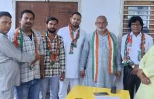 कांग्रेस में अपना विश्वास व्यक्त करते हुए नगर के संभ्रांत जनों ने की कांग्रेस की सदस्यता ग्रहण