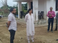 जिलाधिकारी ने पासी बाबा मंदिर के निर्माण कार्य और गौ–आश्रय स्थल का किया निरीक्षण