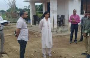 जिलाधिकारी ने पासी बाबा मंदिर के निर्माण कार्य और गौ–आश्रय स्थल का किया निरीक्षण