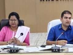जिलाधिकारी ने की कर-करेत्तर एवं राजस्व कार्यों की प्रगति की समीक्षा