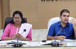 जिलाधिकारी ने की कर-करेत्तर एवं राजस्व कार्यों की प्रगति की समीक्षा