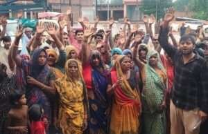 पानी की समस्या को लेकर वार्ड के सैकड़ों लोगों ने घेरा नगर पंचायत कार्यालय