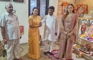 मोना ने अधिवक्ताओं समेत बड़ी संख्या में भाईयों की कलाई में बांधी राखी
