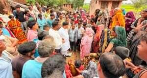 शोक की घड़ी में परिजनों का सहारा बने नगर पालिका अध्यक्ष वीरेंद्र सरोज ‘फौजी’, दिवंगत योगनाथ सरोज को दी भावभीनी श्रद्धांजलि