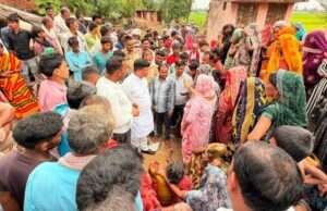 शोक की घड़ी में परिजनों का सहारा बने नगर पालिका अध्यक्ष वीरेंद्र सरोज ‘फौजी’, दिवंगत योगनाथ सरोज को दी भावभीनी श्रद्धांजलि
