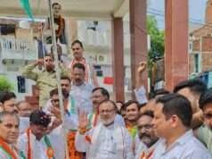 भाजपा नेता मनोज जायसवाल ने पंडित दीनदयाल उपाध्याय चौराहा पर किया ध्यजारोहण