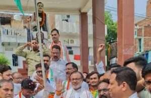 भाजपा नेता मनोज जायसवाल ने पंडित दीनदयाल उपाध्याय चौराहा पर किया ध्यजारोहण