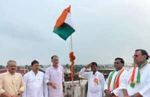 भाजपा जिलाध्यक्ष लाल बहादुर सरोज के नेतृत्व में भाजपा कार्यालय पर फहराया गया तिरंगा