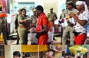 श्रावण मास में कांवड़ियों को बांटा पूड़ी-हलवा, उन पर बरसाए गए पुष्प