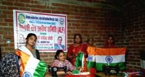 तिरंगा तैयार कर आत्मनिर्भर बन रहीं महिलाएं, 15 अगस्त तक हर घर पहुंचेगा तिरंगा