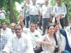 संयुक्त कृषि निदेशक के खिलाफ लामबंद कर्मचारियों ने किया प्रदर्शन, सौंपा ज्ञापन