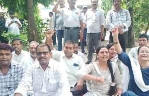 संयुक्त कृषि निदेशक के खिलाफ लामबंद कर्मचारियों ने किया प्रदर्शन, सौंपा ज्ञापन