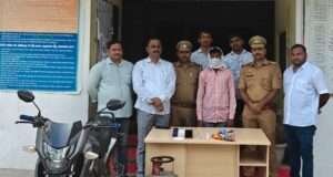 लोटन पुलिस और एंटी थेफ्ट टीम को मिली बड़ी सफलता: शातिर चोर गिरफ्तार, चोरी के माल और बाइक के साथ असलहा बरामद