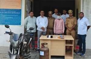 लोटन पुलिस और एंटी थेफ्ट टीम को मिली बड़ी सफलता: शातिर चोर गिरफ्तार, चोरी के माल और बाइक के साथ असलहा बरामद
