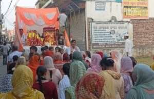 परिक्रमा कर मंदिर में शिव परिवार व पंचमुखी हनुमान जी की मूर्ति को किया स्थापित
