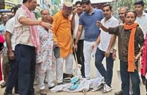 निर्दलीय सांसद पप्पू यादव के विरोध में भाजपा ने किया जूतामार प्रदर्शन