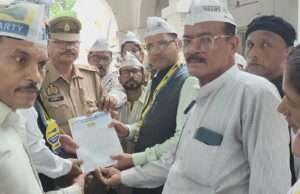 अरविंद केजरीवाल का पुतला फूंकने के विरोध में आप ने किया प्रदर्शन