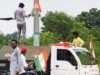 औरैया में स्वतंत्रता दिवस से पहले राष्ट्रीय ध्वज का अपमान कूड़े की गाड़ी में भरकर नगर में लगाए गए तिरंगे