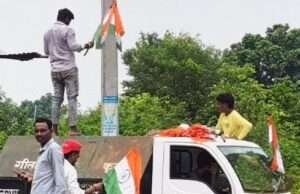 औरैया में स्वतंत्रता दिवस से पहले राष्ट्रीय ध्वज का अपमान कूड़े की गाड़ी में भरकर नगर में लगाए गए तिरंगे
