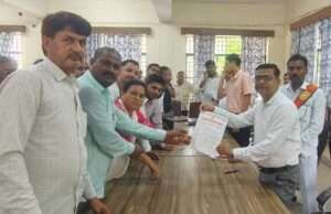 पदोन्नति समेत विभिन्न मांगों को लेकर लेखपालों ने सौपा ज्ञापन