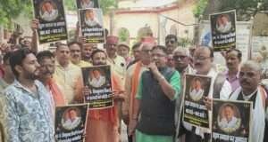 ब्राह्मण समाज के लोगों ने प्रदर्शन कर शिवकुमार त्रिपाठी के हत्यारे को फांसी देने की मांग