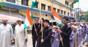 मदरसा अनवारुल उलूमसे छात्रों ने निकाली गई तिरंगा यात्रा