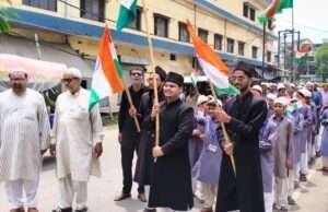 मदरसा अनवारुल उलूमसे छात्रों ने निकाली गई तिरंगा यात्रा