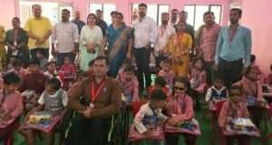 दिव्यांग छात्र-छात्राओं को वितरित की गईं यूनिफॉर्म और जूते
