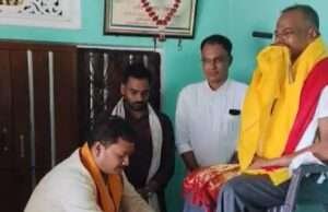शहीद सैनिक के पिता के चरण पखारकर जिला उपाध्यक्ष गौरव उमर ने किया सम्मान