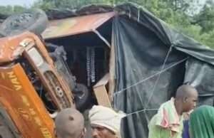 टोल प्लाजा पर अनियंत्रित क्रेन दुकान में घुसी, ड्राईवर की मौत