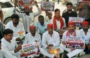 चीनी के बढ़ते दामों के खिलाफ सपाईयों ने किया प्रर्दशन