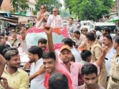 फूल मालाओं व पुष्पवर्षा के बीच रामपुरखास में हुआ प्रमोद व मोना का भव्य स्वागत, उमड़े ग्रामीण