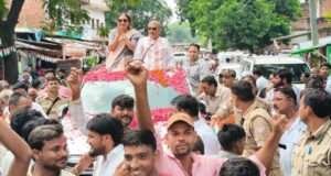 फूल मालाओं व पुष्पवर्षा के बीच रामपुरखास में हुआ प्रमोद व मोना का भव्य स्वागत, उमड़े ग्रामीण